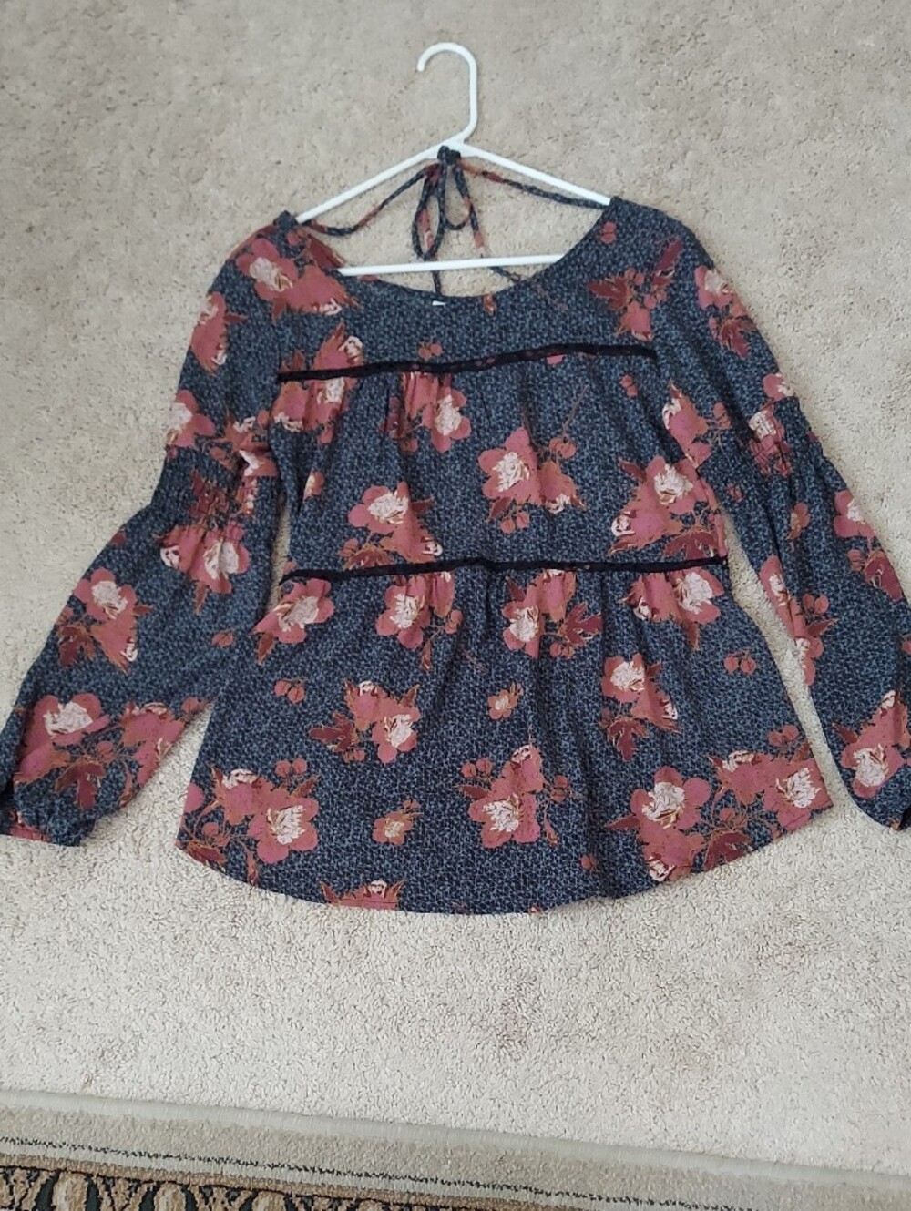 Knox Rose Floral Blouse size S  Gray with Marune flowers  Breathable Easy Care